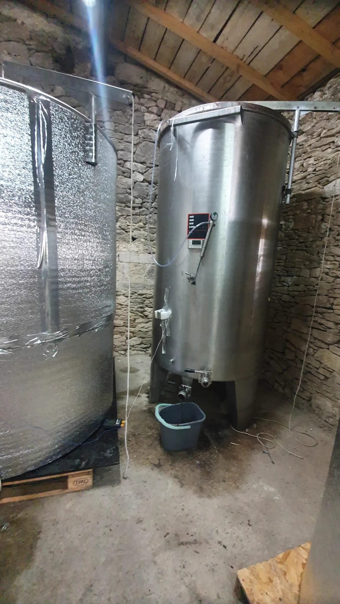 Cuves de décantation des jus de raisin