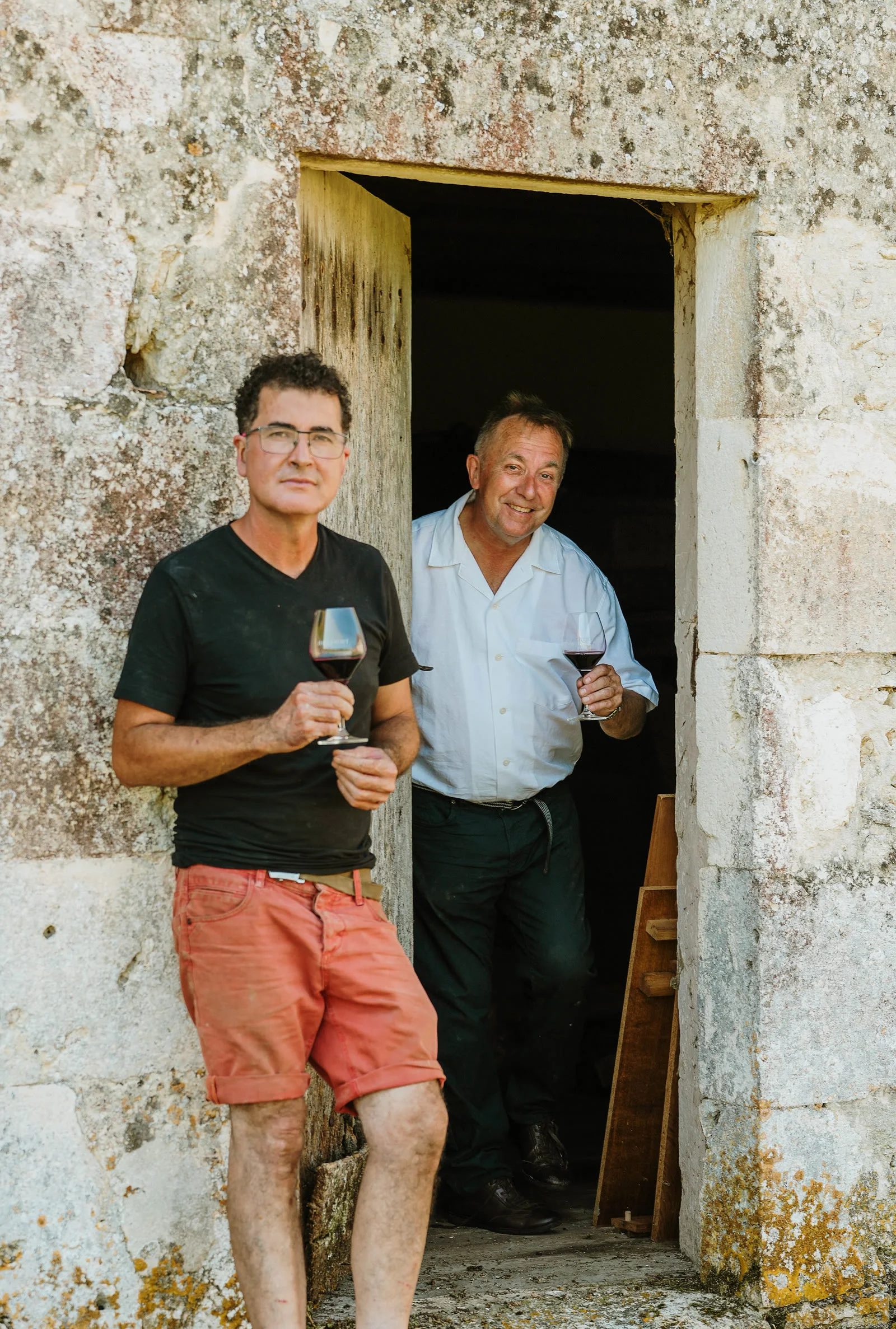 Charles Cresson et César Garcia à l’entrée du domaine Le Voisin